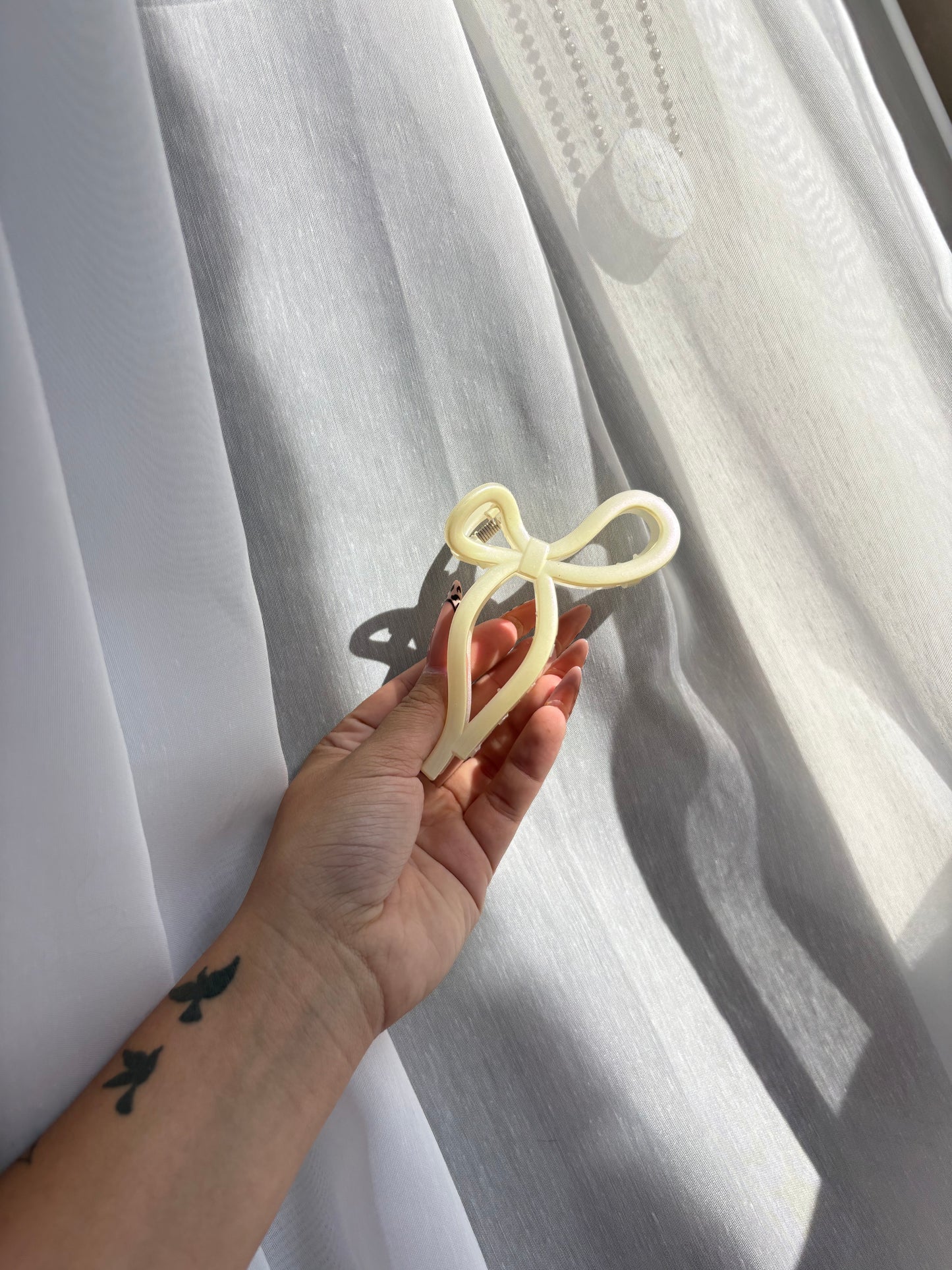 Pearlescent Bow claw clip
